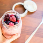 Bircher Müsli mit Beeren oder in hip: "Berry Overnight Oats"